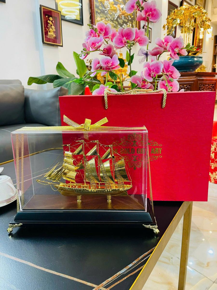 mô hình thuyền buồm mạ vàng tặng tân gia